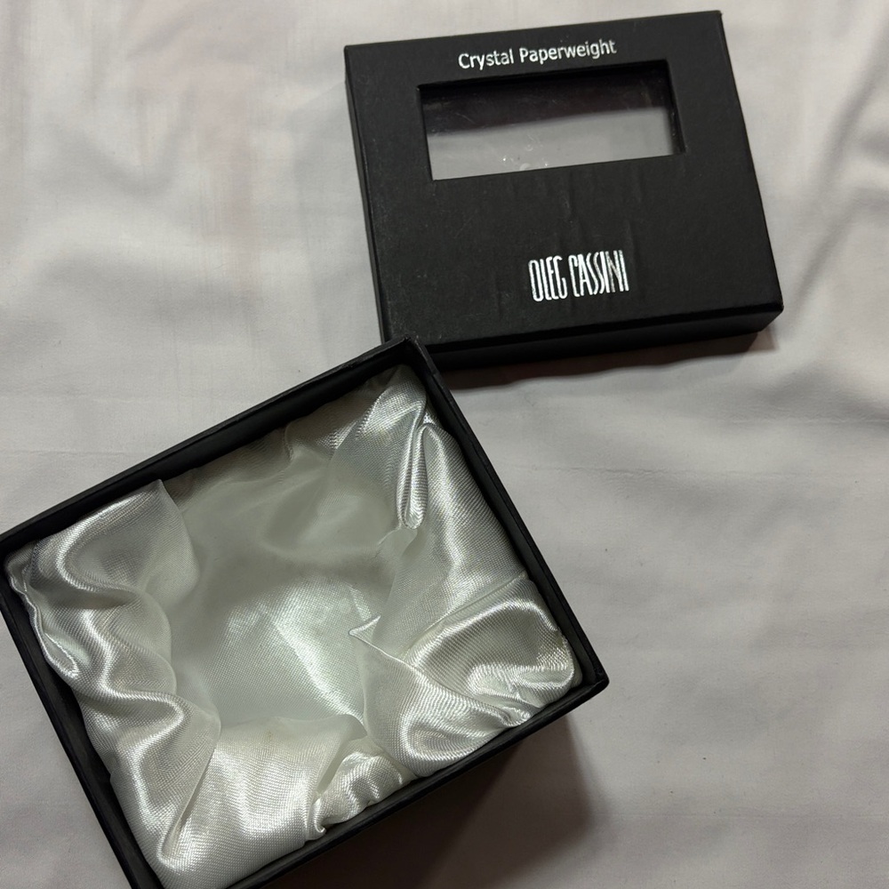 Oleg Cassini Apple paperweight NIB - Picture 2 of 5